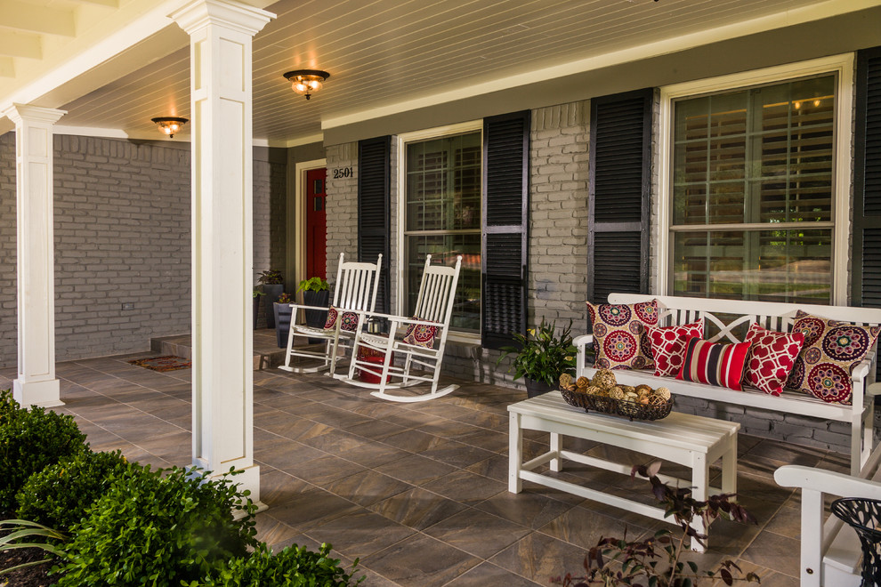 Foto di un patio o portico chic di medie dimensioni e davanti casa con piastrelle