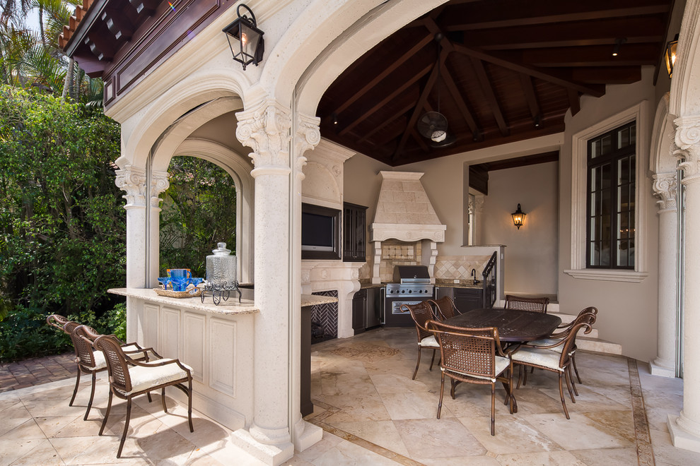 На фото: большой двор на заднем дворе в средиземноморском стиле с покрытием из каменной брусчатки