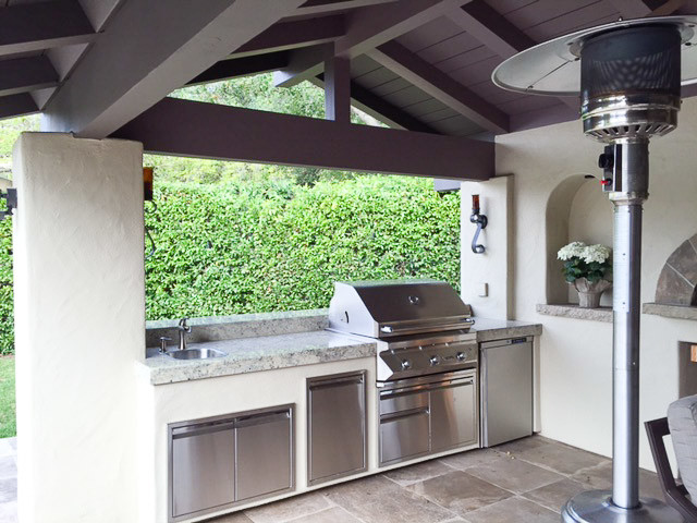 Idée de décoration pour une terrasse arrière tradition de taille moyenne avec une cuisine d'été, des pavés en béton et une extension de toiture.