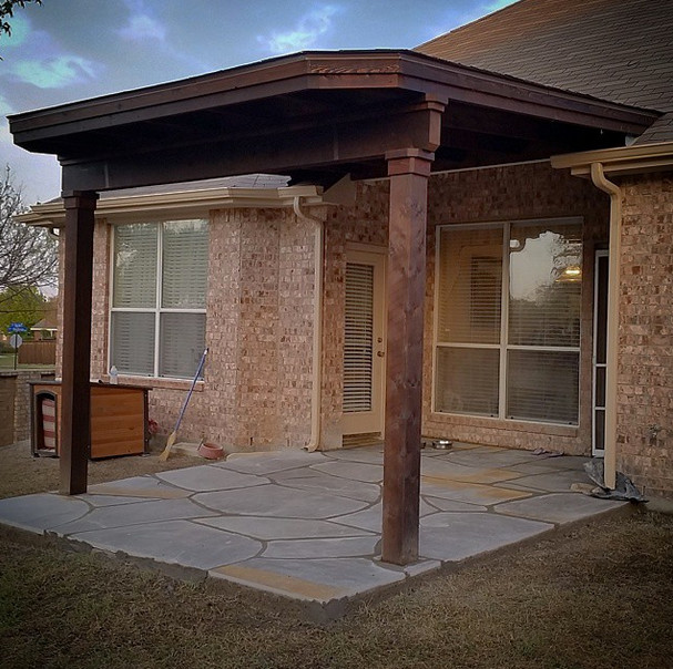 Ispirazione per un patio o portico di medie dimensioni e dietro casa con pavimentazioni in cemento e una pergola