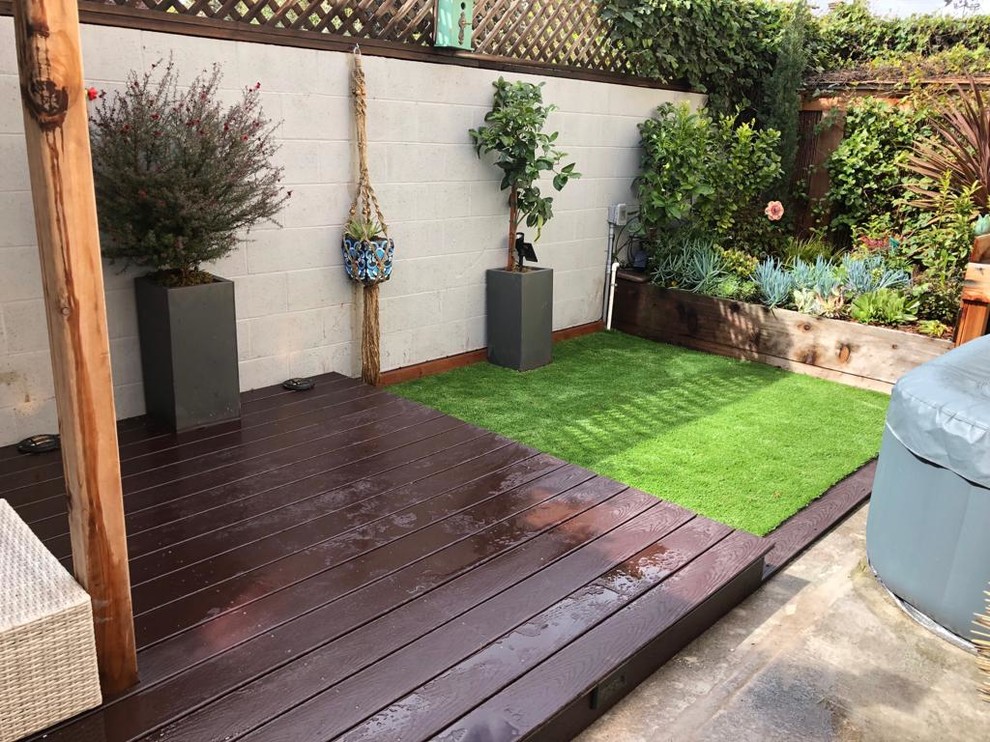 Imagen de patio clásico renovado pequeño en patio trasero con jardín de macetas, entablado y pérgola