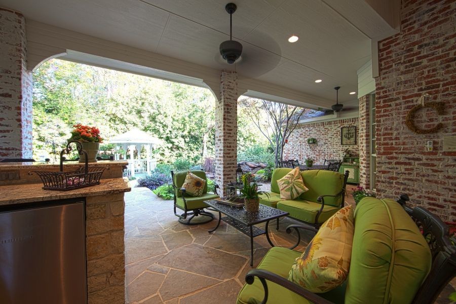 Photo of a contemporary back patio in Dallas with an outdoor kitchen.