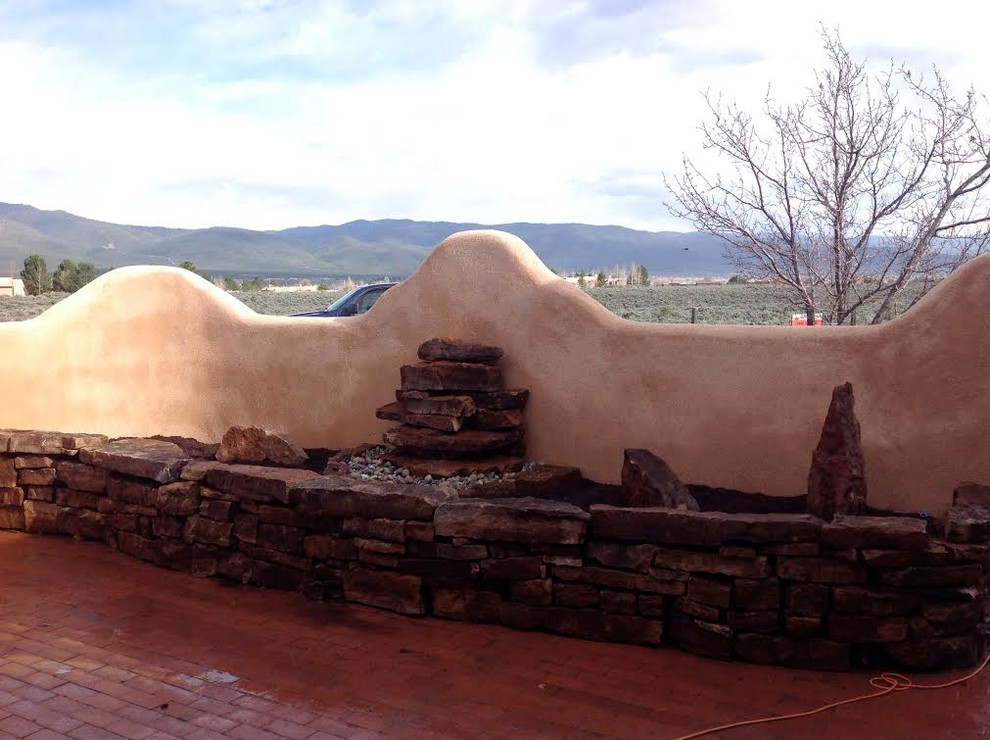 Inspiration pour une terrasse arrière sud-ouest américain de taille moyenne avec des pavés en brique et aucune couverture.