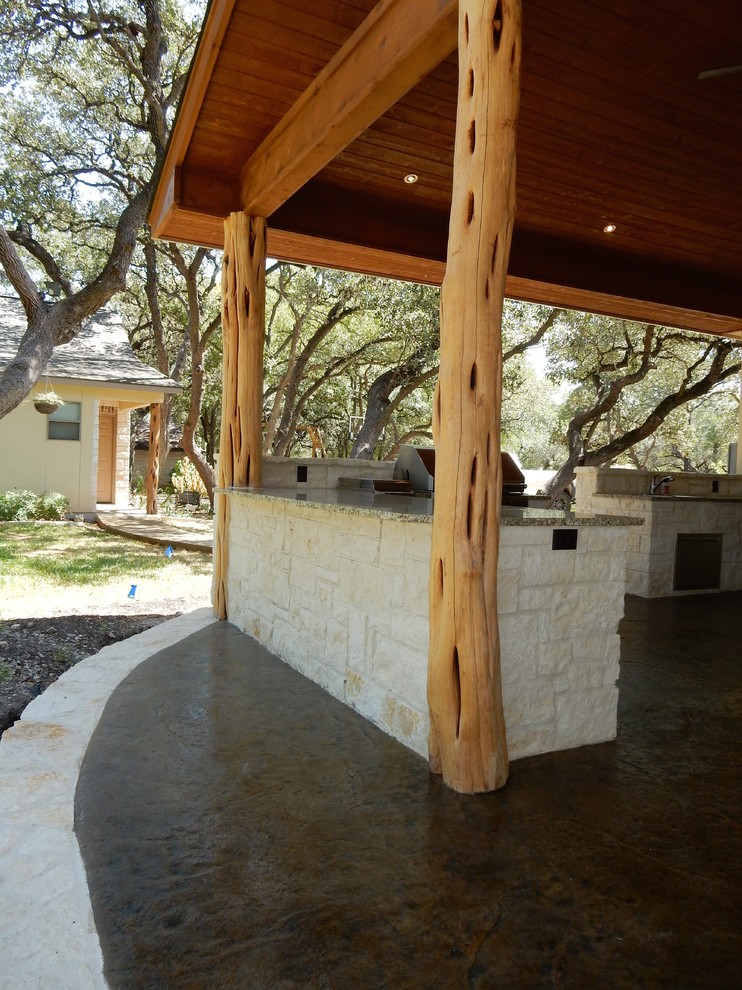Foto di un grande patio o portico rustico dietro casa con lastre di cemento e un gazebo o capanno