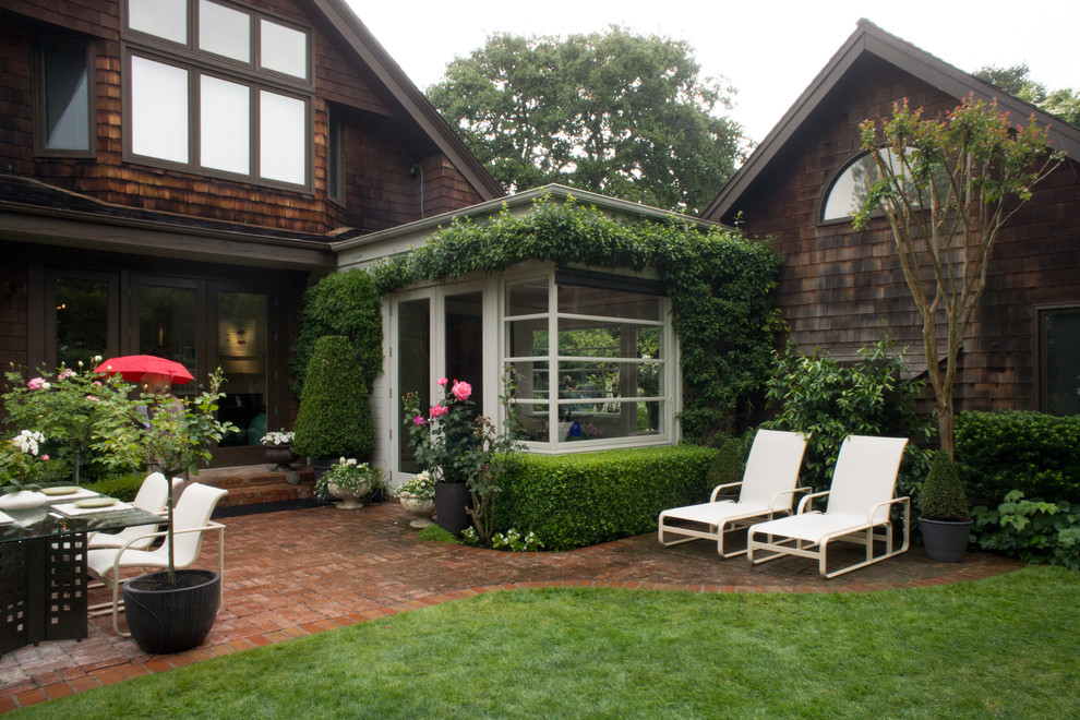 Свежая идея для дизайна: двор на заднем дворе в классическом стиле с мощением клинкерной брусчаткой без защиты от солнца - отличное фото интерьера