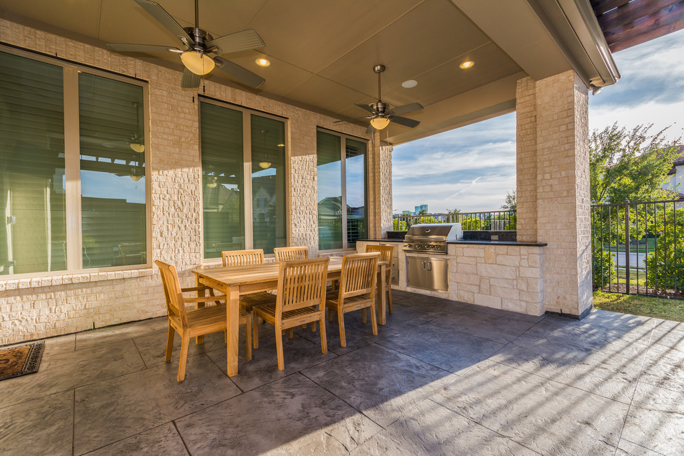 Große Klassische Pergola hinter dem Haus mit Outdoor-Küche und Stempelbeton in Dallas