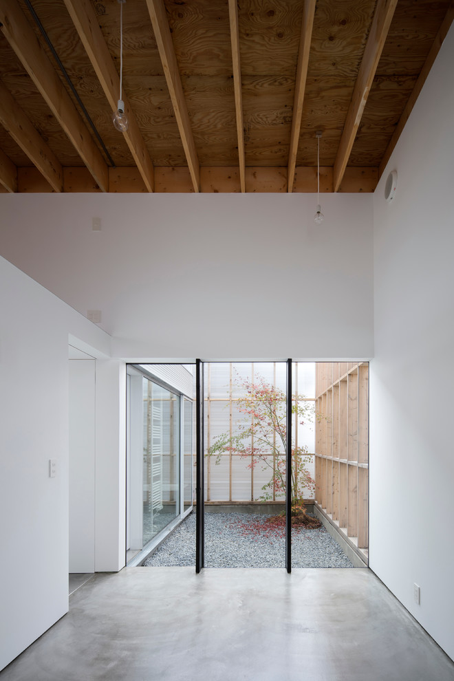 Идея дизайна: двор на заднем дворе в стиле лофт с покрытием из гравия и навесом