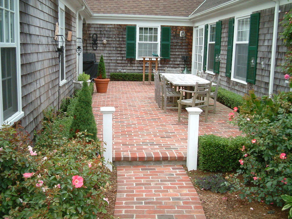 Example of a classic patio design in Boston