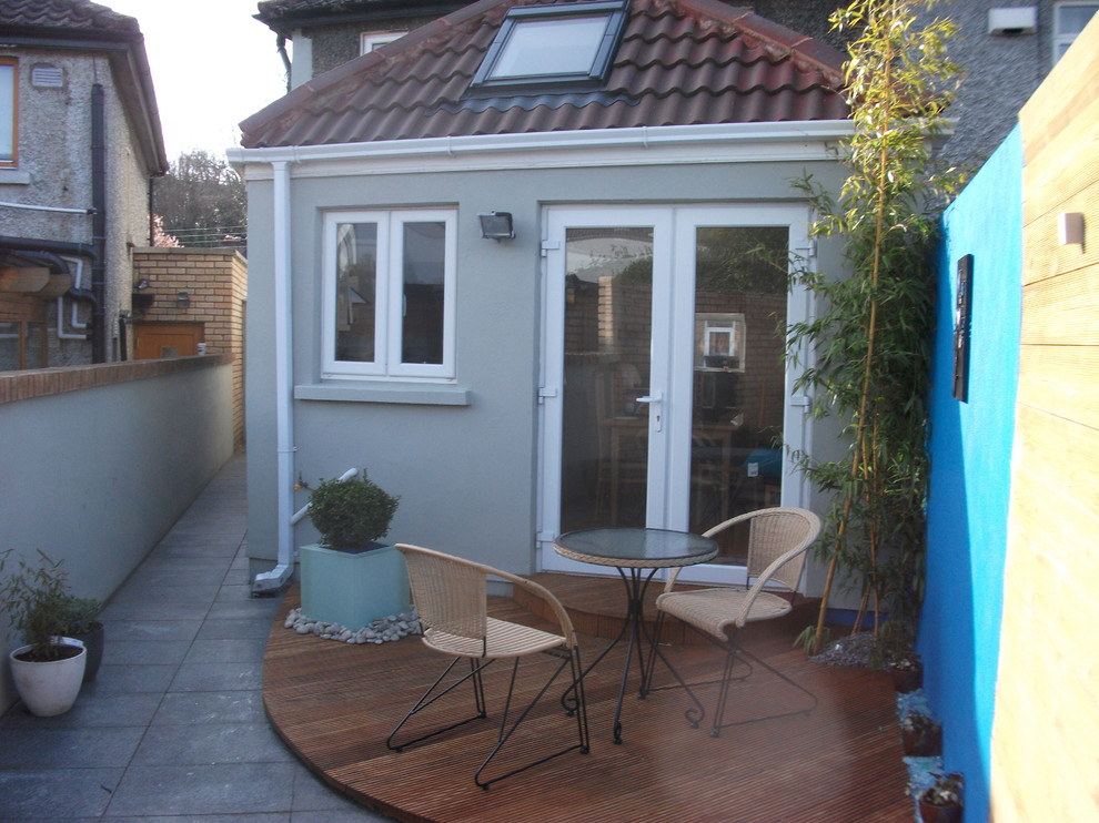 Esempio di un piccolo patio o portico design dietro casa con pavimentazioni in pietra naturale e nessuna copertura