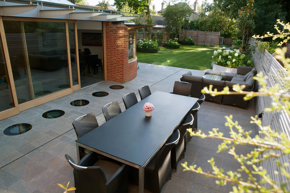 Стильный дизайн: двор на боковом дворе в современном стиле с покрытием из каменной брусчатки - последний тренд
