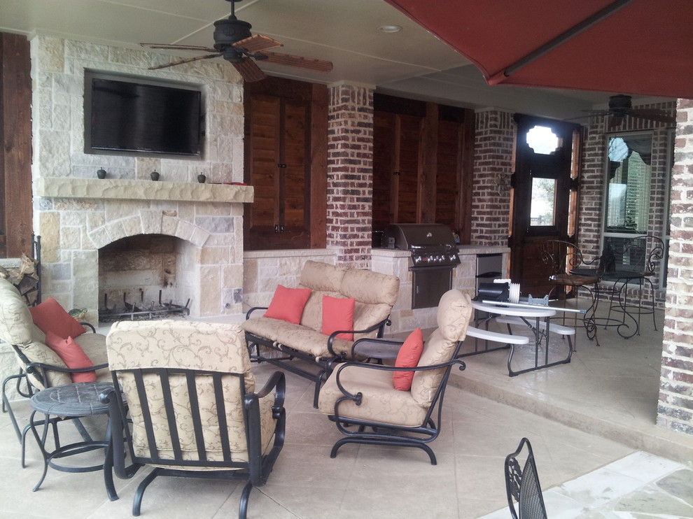 Foto di un patio o portico classico di medie dimensioni e dietro casa con un focolare, cemento stampato e una pergola