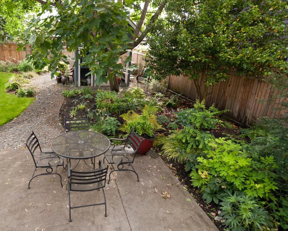 Immagine di un grande patio o portico classico dietro casa con un giardino in vaso, ghiaia e nessuna copertura