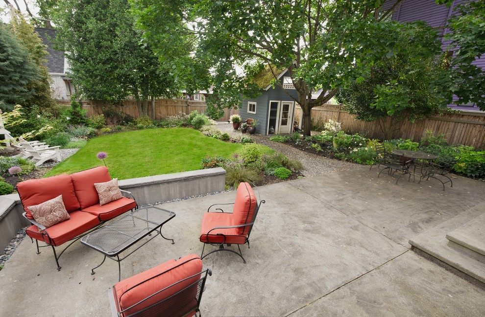 Immagine di un grande patio o portico contemporaneo dietro casa con un giardino in vaso, lastre di cemento e nessuna copertura