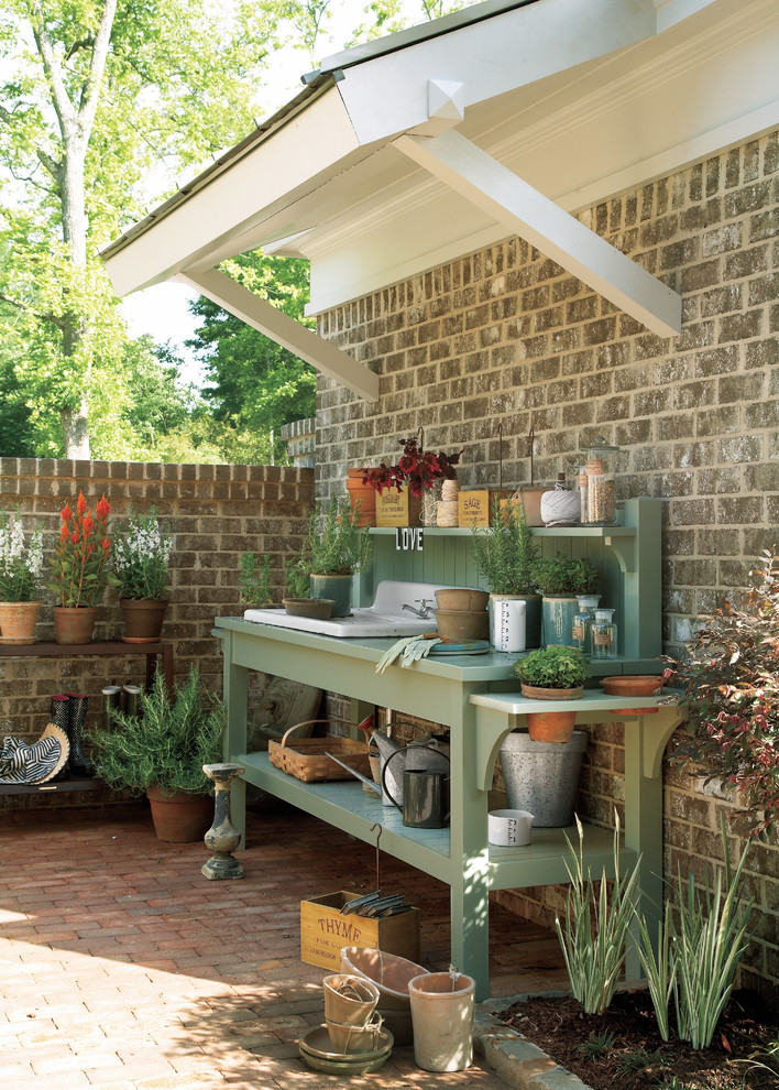 Пример оригинального дизайна: двор среднего размера на боковом дворе в классическом стиле с растениями в контейнерах и мощением клинкерной брусчаткой без защиты от солнца