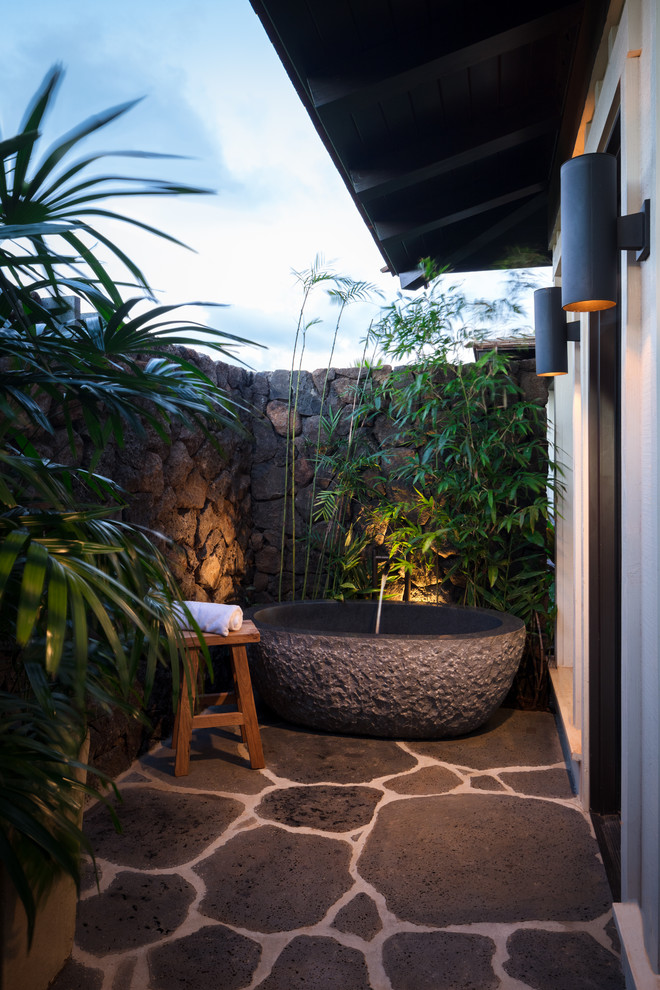 Diseño de patio tropical de tamaño medio en anexo de casas con ducha exterior y adoquines de piedra natural