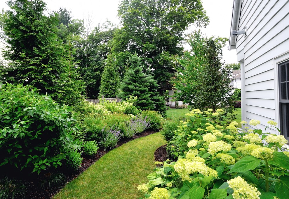 Großer, Halbschattiger Klassischer Garten im Sommer, hinter dem Haus mit Feuerstelle und Natursteinplatten in Boston