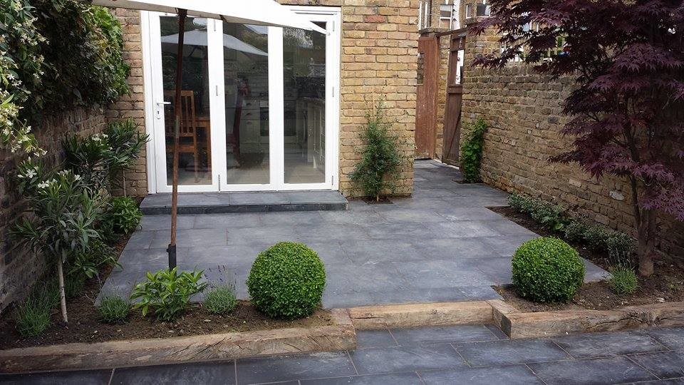 Стильный дизайн: маленький двор на заднем дворе в современном стиле с покрытием из каменной брусчатки для на участке и в саду - последний тренд