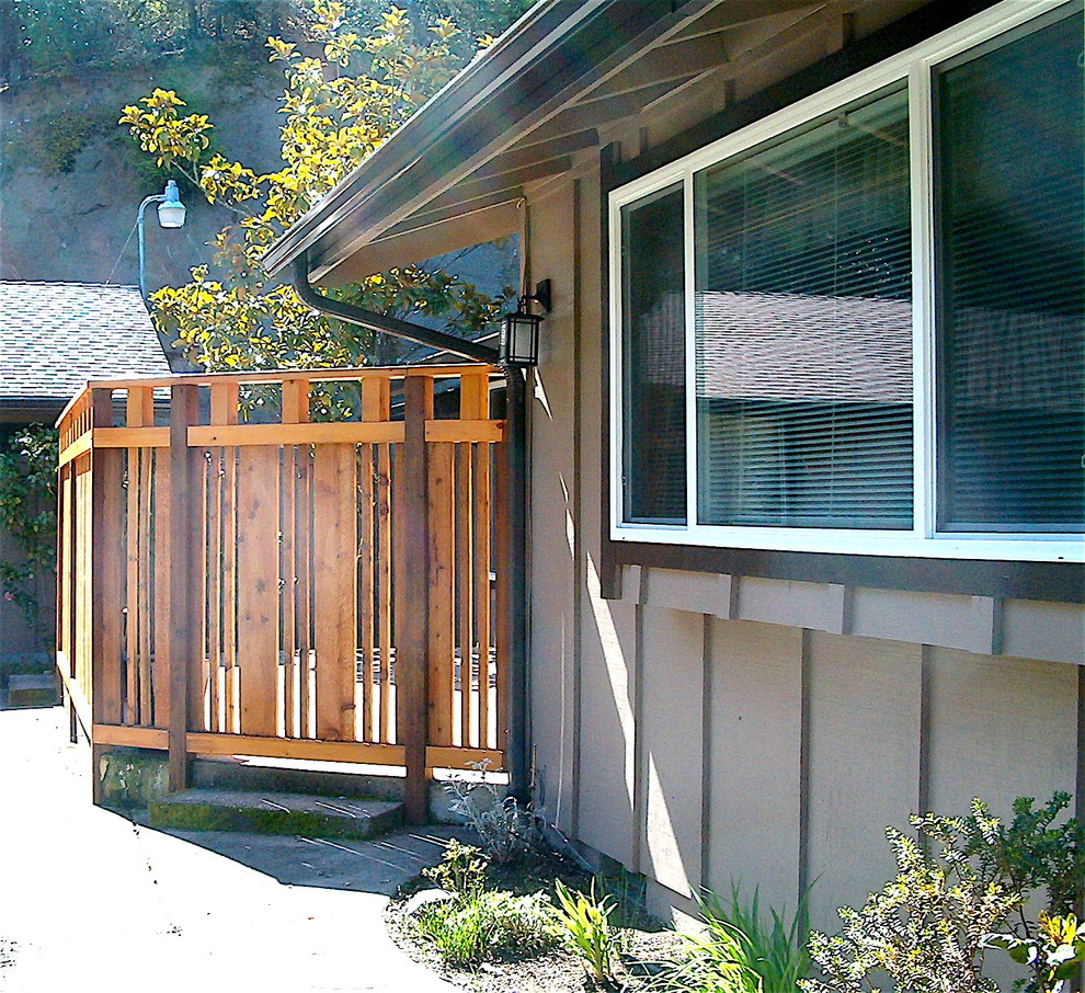 На фото: двор среднего размера на переднем дворе в стиле фьюжн с покрытием из бетонных плит с