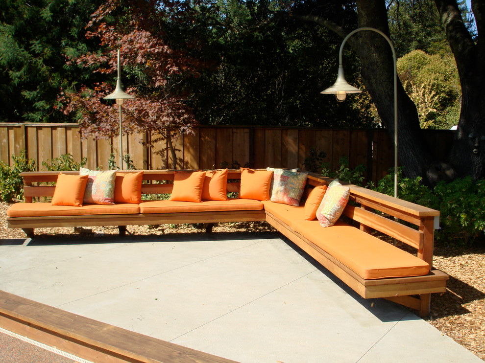 Modelo de patio tradicional extra grande sin cubierta en patio trasero con losas de hormigón