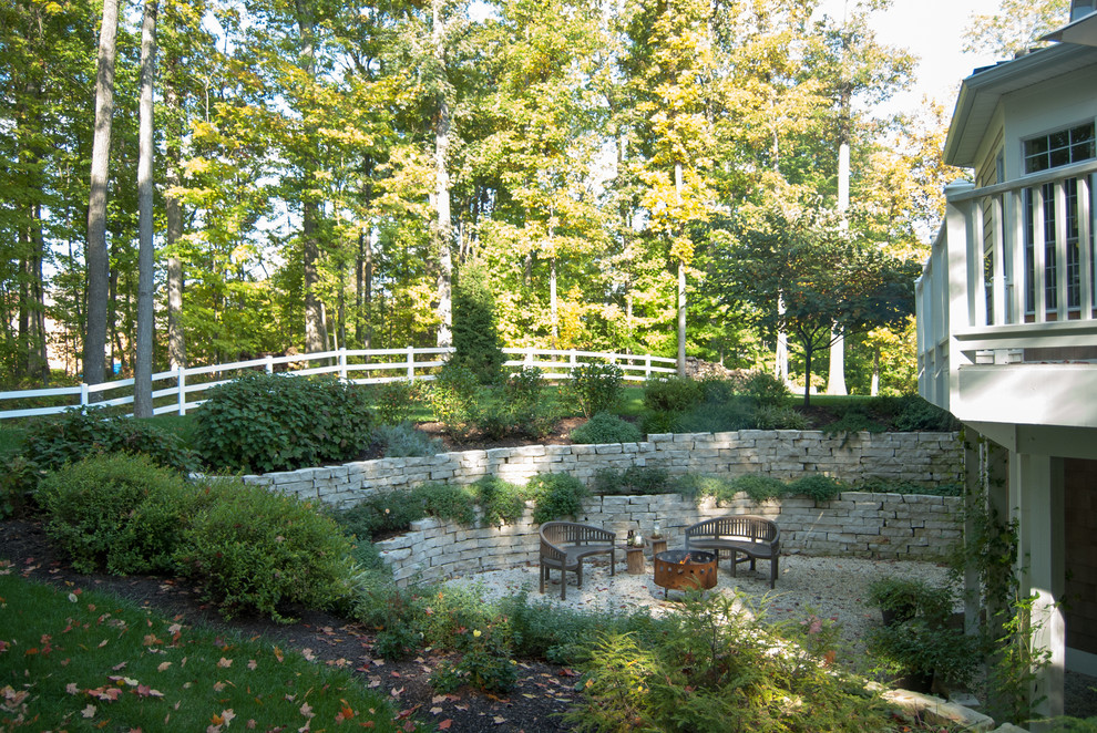 Immagine di un patio o portico country dietro casa con un focolare
