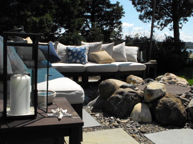 Идея дизайна: двор среднего размера на заднем дворе в морском стиле с местом для костра и покрытием из каменной брусчатки без защиты от солнца