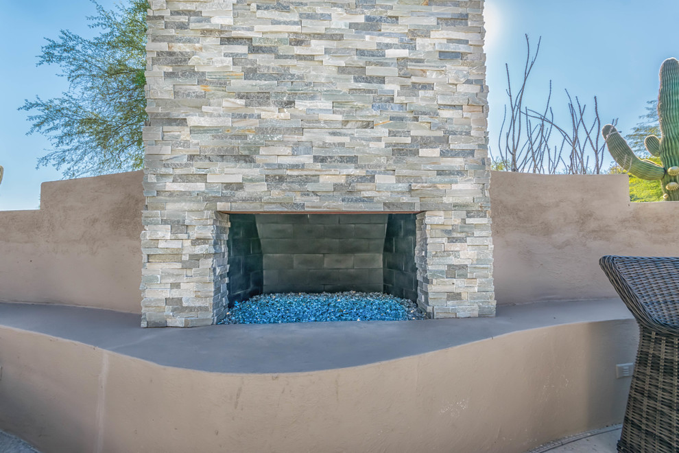 Großer Klassischer Patio hinter dem Haus mit Feuerstelle und Betonplatten in Phoenix