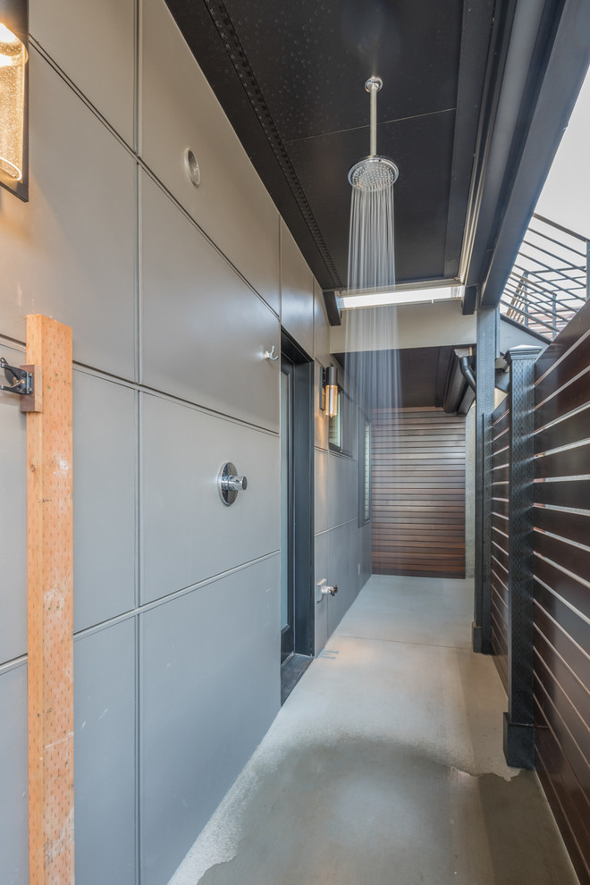 Стильный дизайн: двор среднего размера в современном стиле с летним душем, покрытием из бетонных плит и навесом - последний тренд