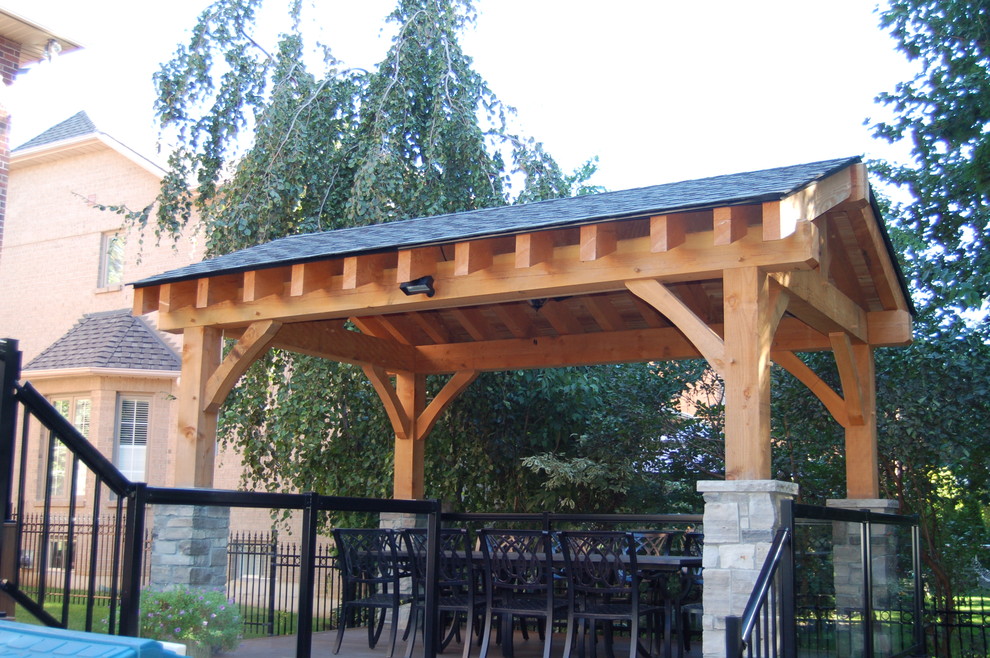 Aménagement d'une terrasse en bois arrière montagne de taille moyenne avec une extension de toiture.