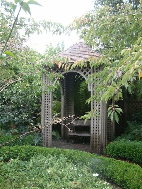 Cette photo montre une terrasse arrière chic avec des pavés en béton et un gazebo ou pavillon.