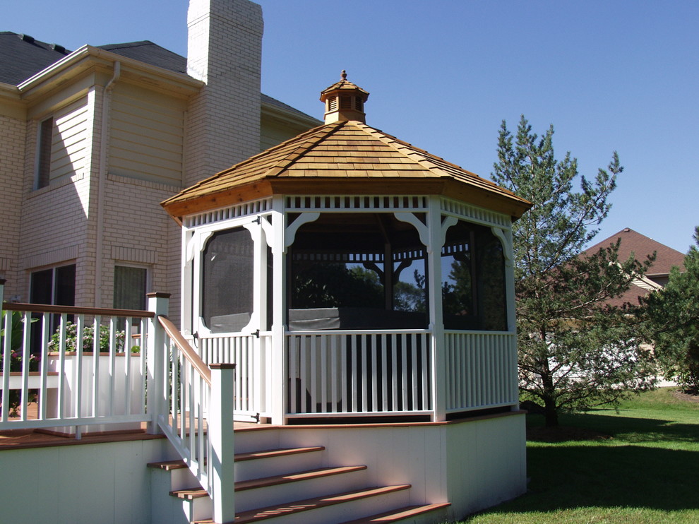 Immagine di un patio o portico classico dietro casa e di medie dimensioni con una pergola