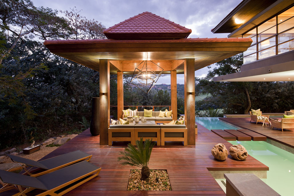 Aménagement d'une terrasse en bois contemporaine avec un gazebo ou pavillon.