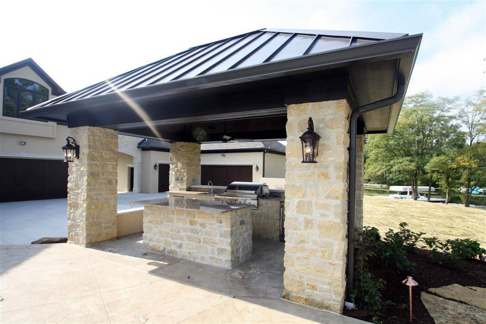 Diseño de patio contemporáneo de tamaño medio en patio trasero con suelo de hormigón estampado, cocina exterior y cenador