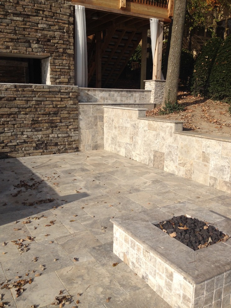 Imagen de patio contemporáneo grande en patio trasero con adoquines de piedra natural