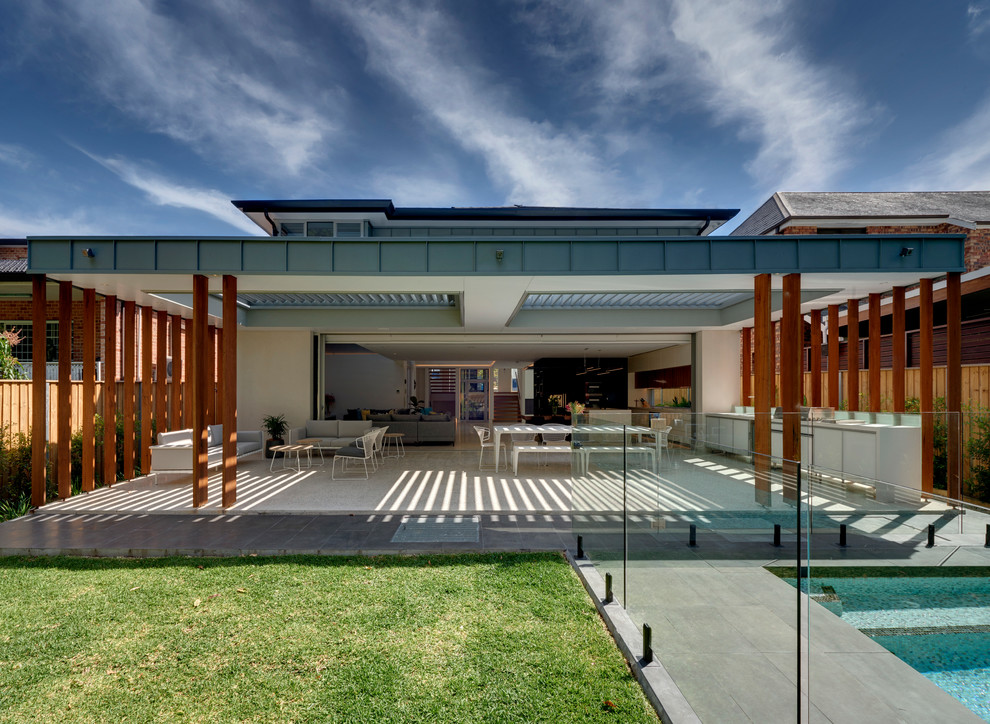 Идея дизайна: пергола во дворе частного дома среднего размера на заднем дворе в современном стиле с летней кухней и покрытием из бетонных плит