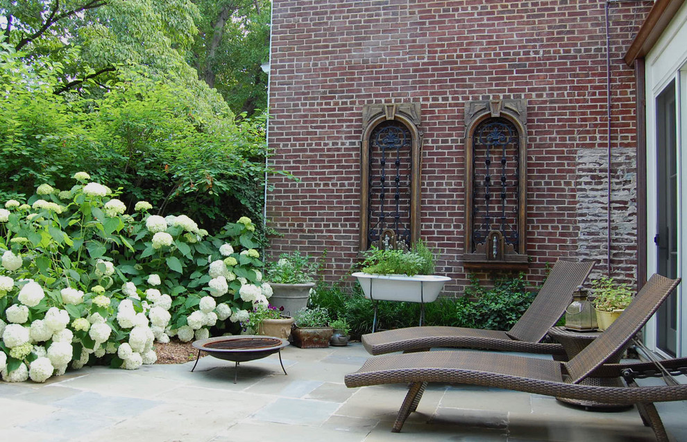 Свежая идея для дизайна: двор на заднем дворе в стиле фьюжн с местом для костра - отличное фото интерьера