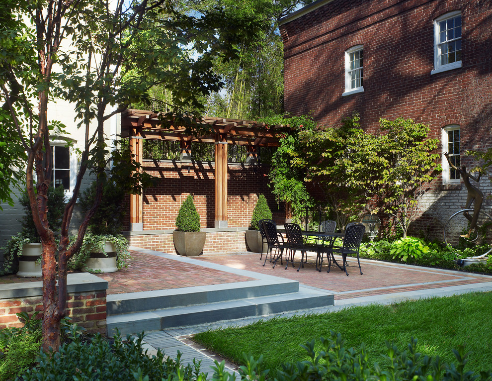 Esempio di un piccolo patio o portico design dietro casa con pavimentazioni in mattoni e nessuna copertura
