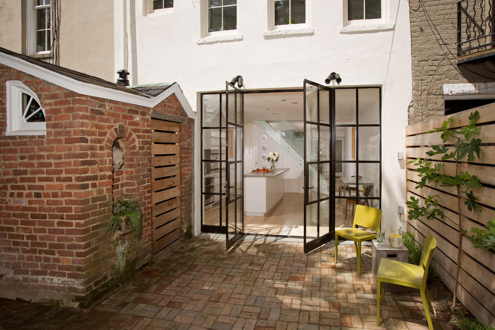 Стильный дизайн: двор в современном стиле с мощением клинкерной брусчаткой - последний тренд