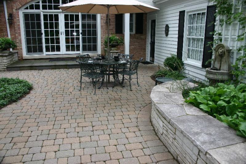 Foto di un patio o portico chic dietro casa e di medie dimensioni con pavimentazioni in cemento e nessuna copertura