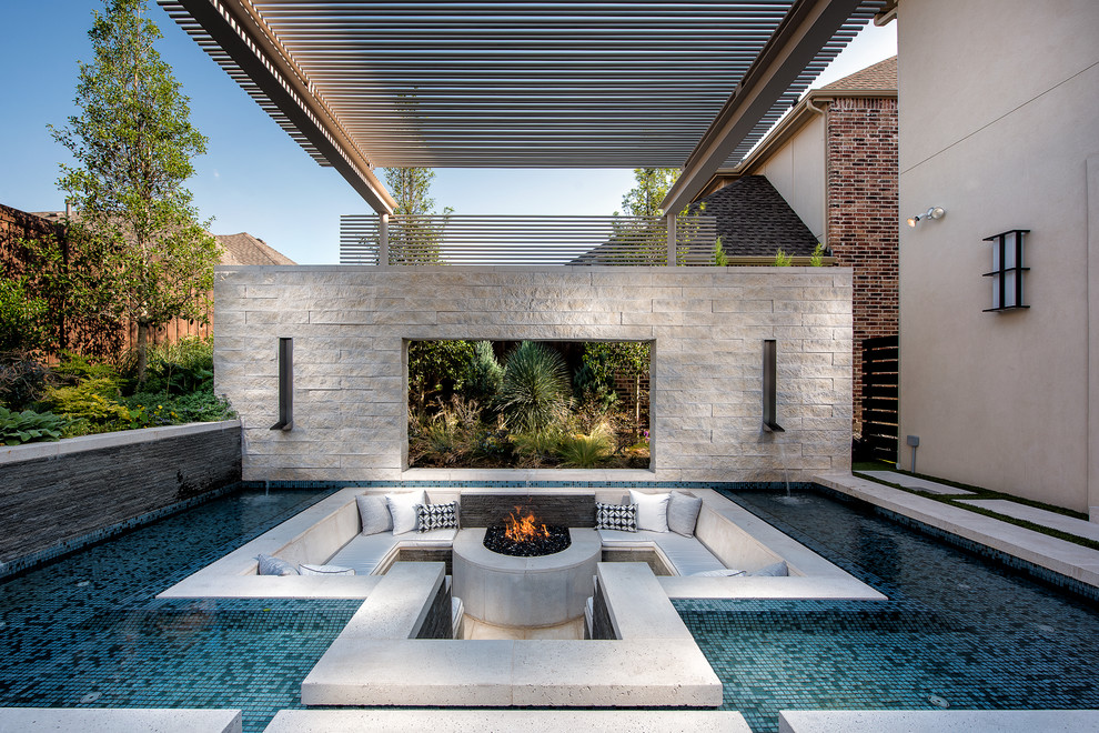 Réalisation d'une grande terrasse méditerranéenne avec des pavés en béton, un point d'eau et un gazebo ou pavillon.