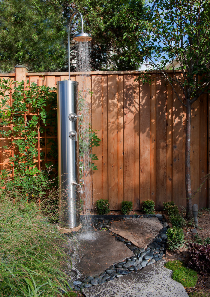 Example of an urban outdoor patio shower design in Toronto