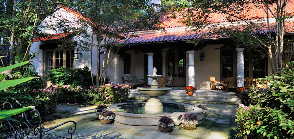 Идея дизайна: двор среднего размера на заднем дворе в средиземноморском стиле с покрытием из каменной брусчатки