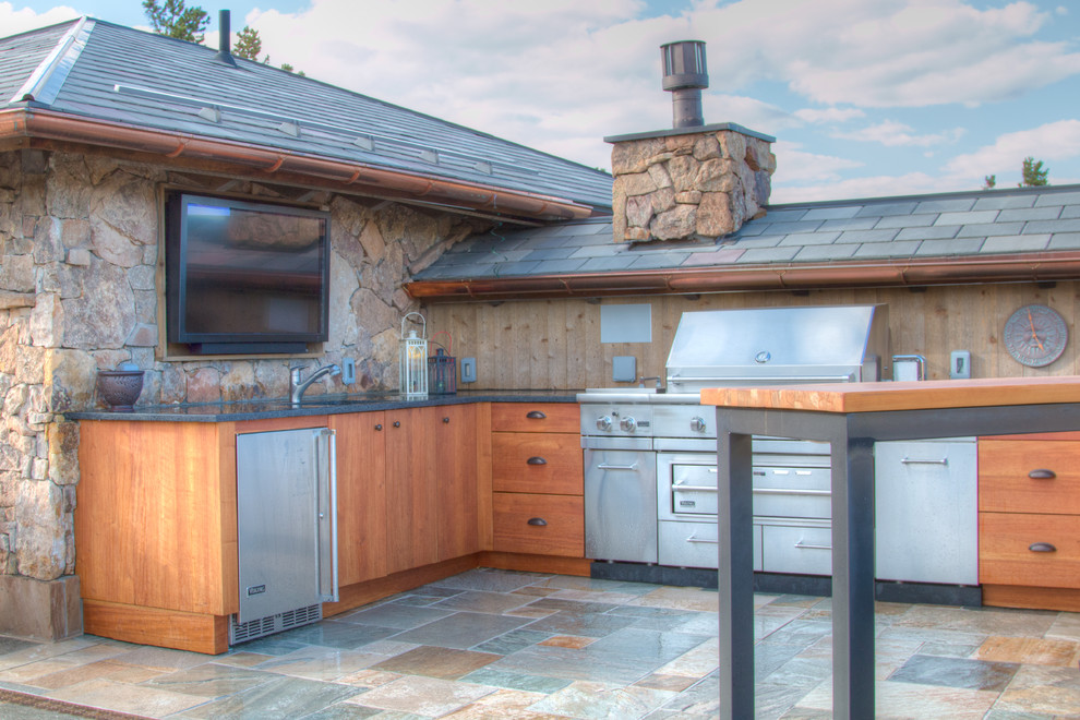 Réalisation d'une grande terrasse design avec une cuisine d'été, du carrelage et aucune couverture.