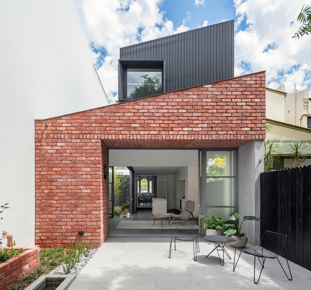 Esempio di un patio o portico minimal dietro casa con cemento stampato e nessuna copertura