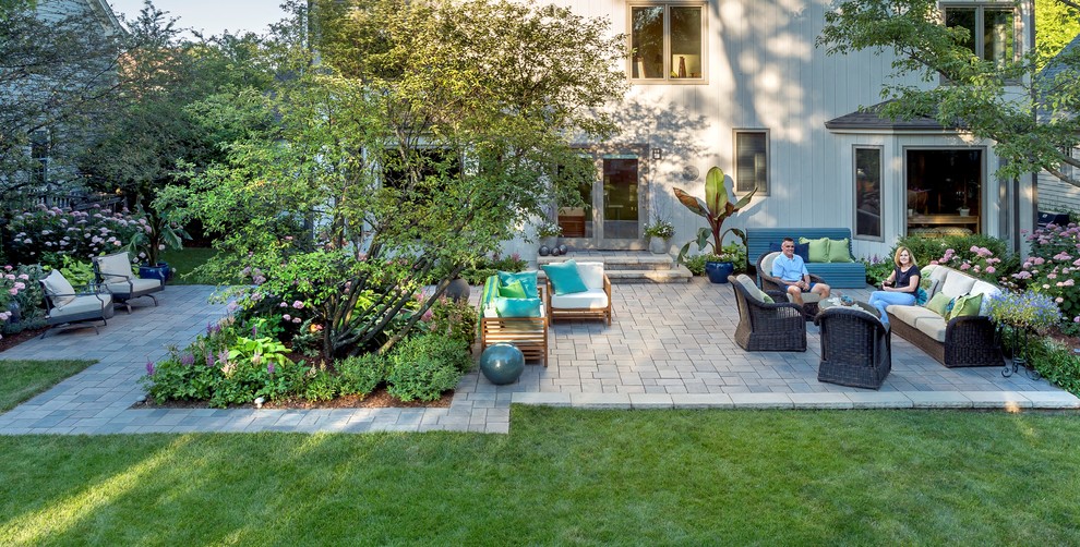Идея дизайна: двор среднего размера на заднем дворе в современном стиле с мощением клинкерной брусчаткой без защиты от солнца