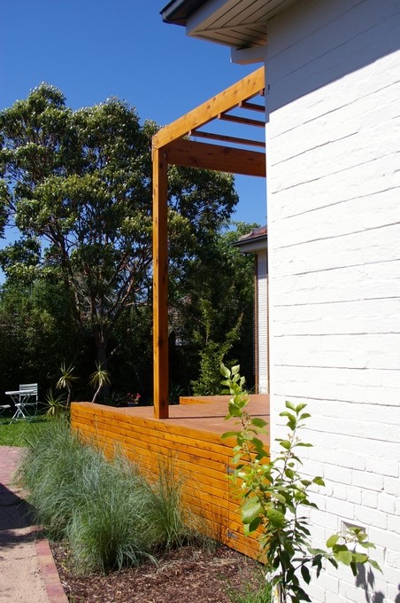 Ispirazione per un patio o portico contemporaneo di medie dimensioni e dietro casa con pedane e una pergola