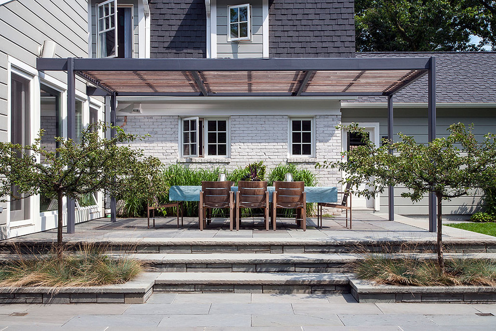 Foto di un patio o portico design con una pergola e scale