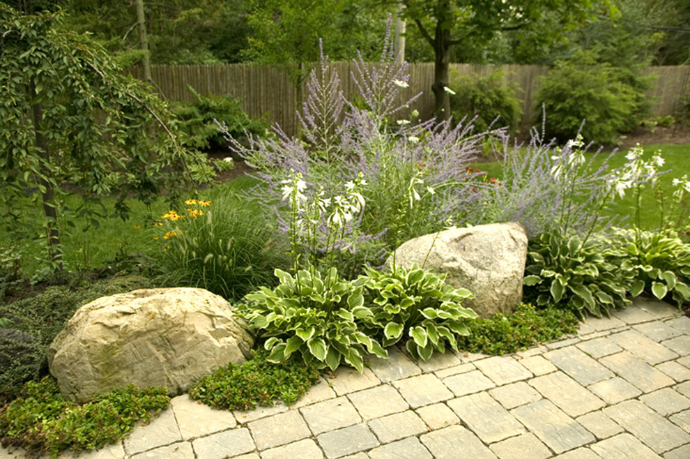Photo of a traditional backyard concrete paver landscaping in Chicago.