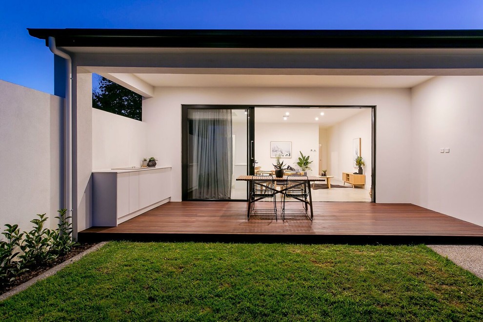 Идея дизайна: двор среднего размера на заднем дворе в современном стиле с летней кухней, настилом и навесом