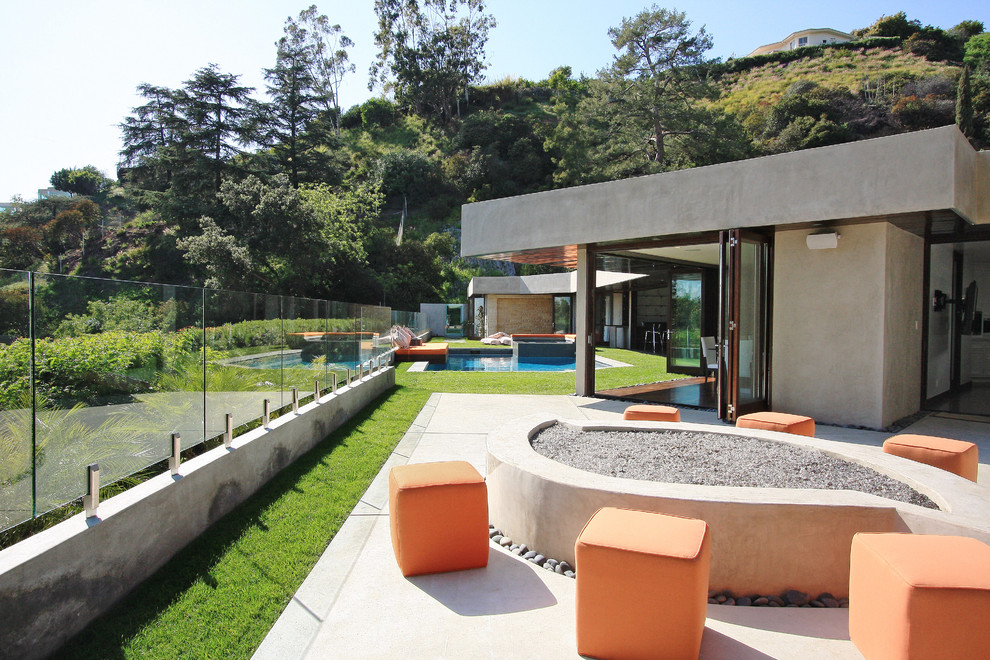 Свежая идея для дизайна: двор в современном стиле с покрытием из бетонных плит без защиты от солнца - отличное фото интерьера