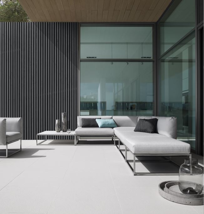 Пример оригинального дизайна: большой двор на заднем дворе в стиле модернизм с фонтаном, покрытием из бетонных плит и навесом